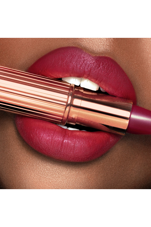 Помада Charlotte Tilbury Matte Revolution Lipstick в оттенке LOVE LIBERTY